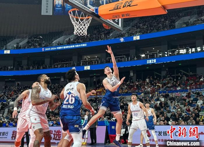 新疆男篮力克山东豪取十连胜 阿不都沙拉木砍