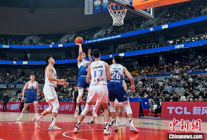 新疆男篮力克山东豪取十连胜 阿不都沙拉木砍