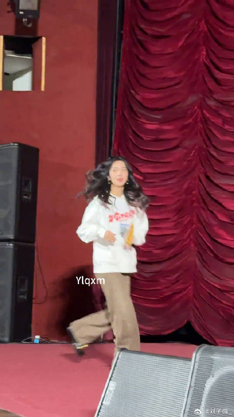 洛夫顿关键表现助力上海男篮逆转青岛 跨界联动