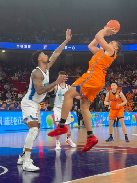 洛夫顿关键表现助力上海男篮逆转青岛 跨界联动