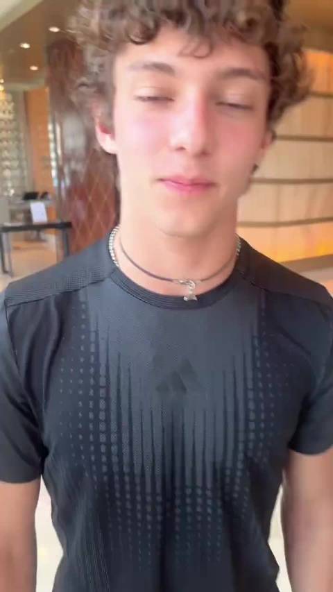 洛夫顿关键表现助力上海男篮逆转青岛 跨界联动