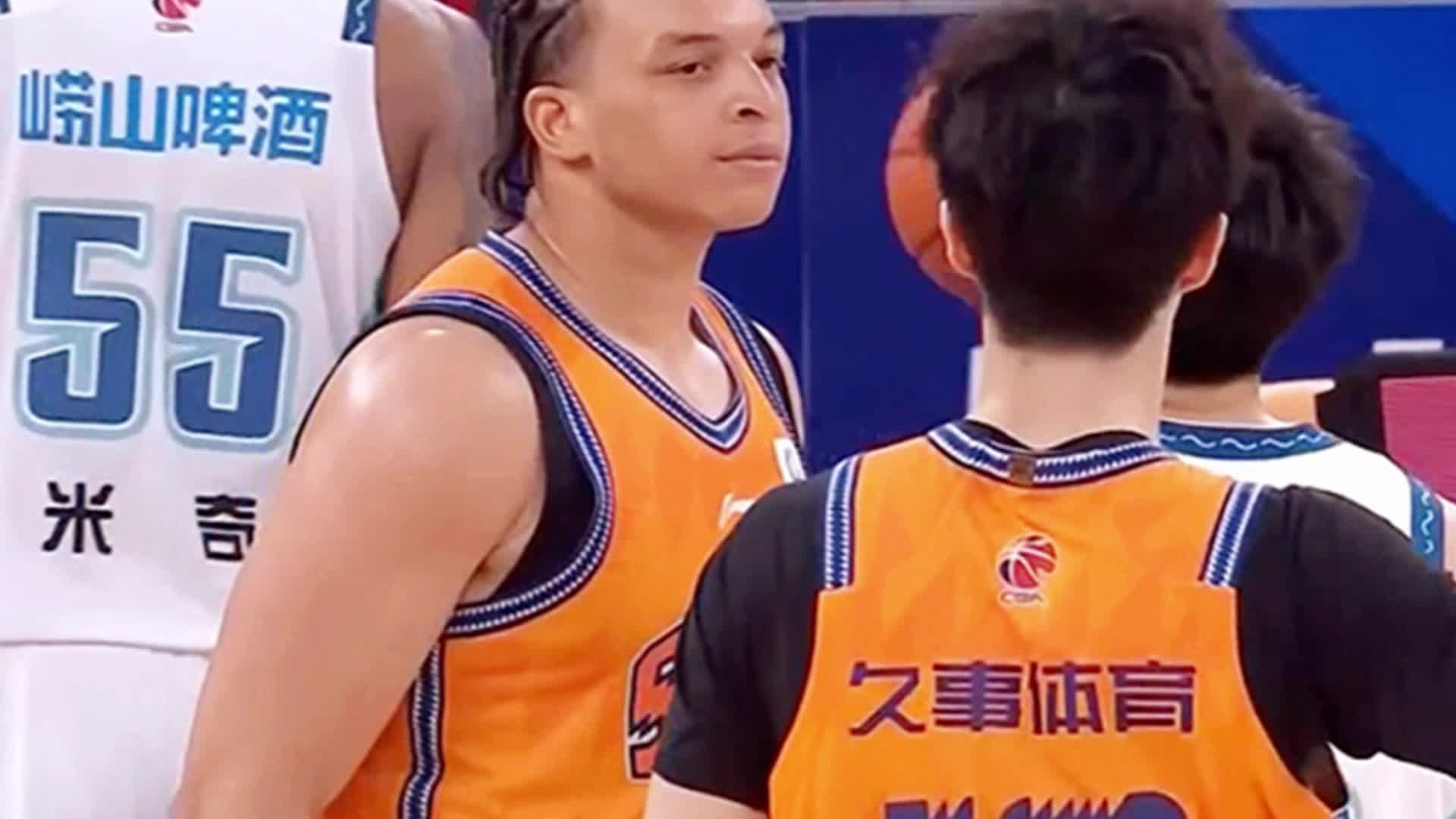 洛夫顿关键表现助力上海男篮逆转青岛 跨界联动