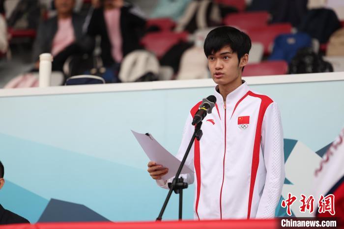 盛李豪以特派体育教师身份为校园运动会鸣响第