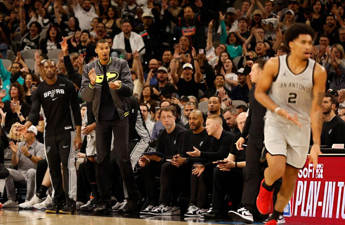 福克斯率马刺力克开拓者 两连胜登西部第二