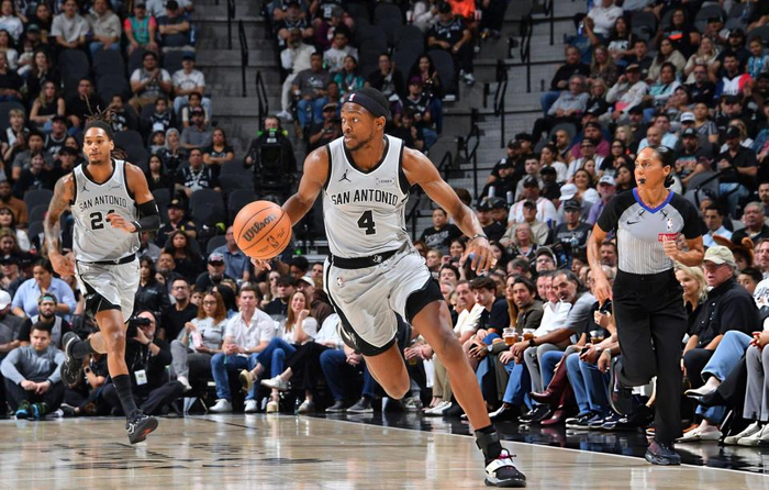 福克斯率马刺力克开拓者 两连胜登西部第二