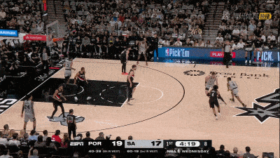 福克斯率马刺力克开拓者 两连胜登西部第二